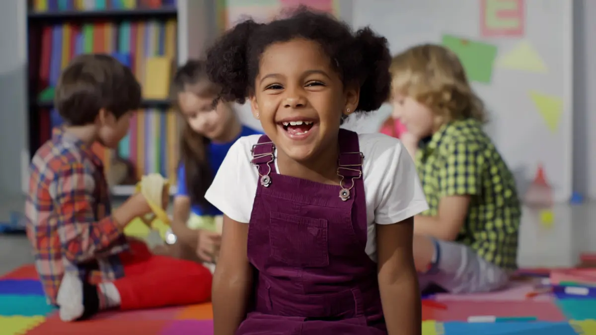 Enfants jouant joyeusement à la crèche Eva Benjamin